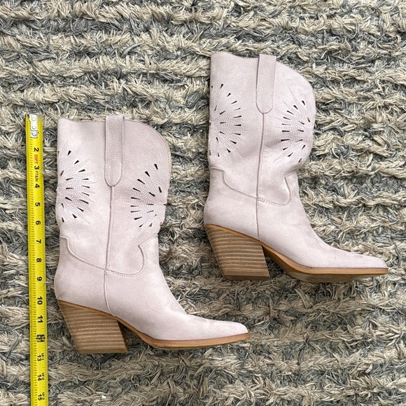 Elegant Light Lavender Heeled Boots, Size 6 - Picture 11 of 11